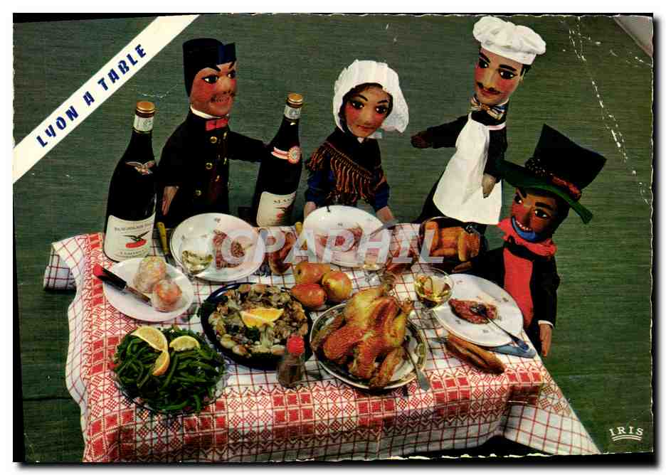 CPM Lyon a table Saucisson de Lyon Grenouilles Quenelles Nantua Chapon de Bresse
