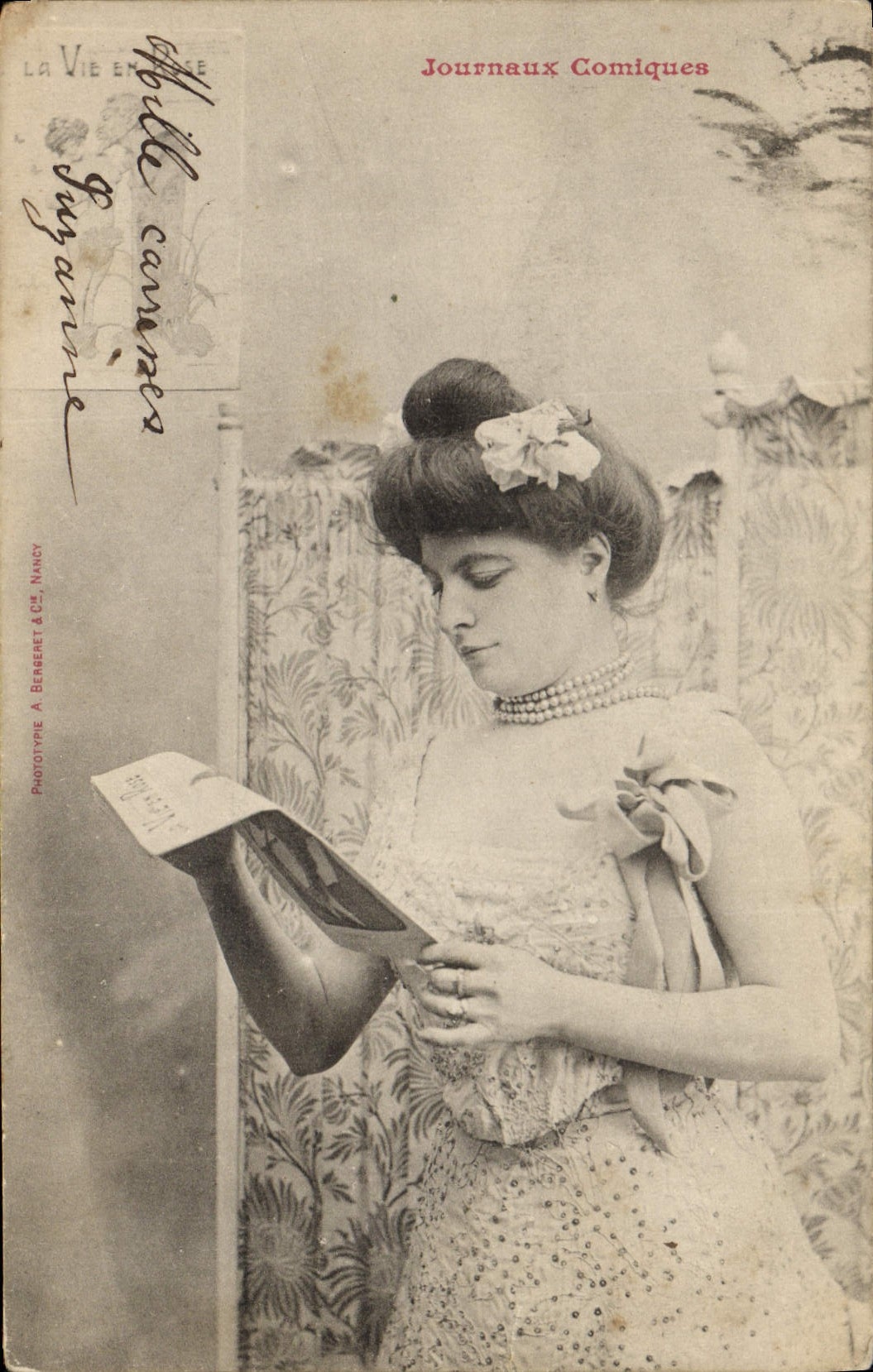 Femme lisant un journal — Journaux Comiques — Phototype A. Berenret & Cie, Nancy
