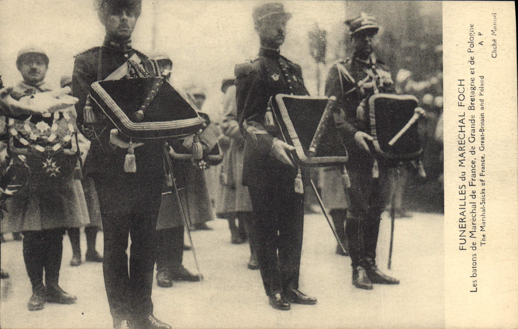 Funérailles du Maréchal Foch — Les batons de France, Grande-Bretagne et Pologne — Cliché Manuel