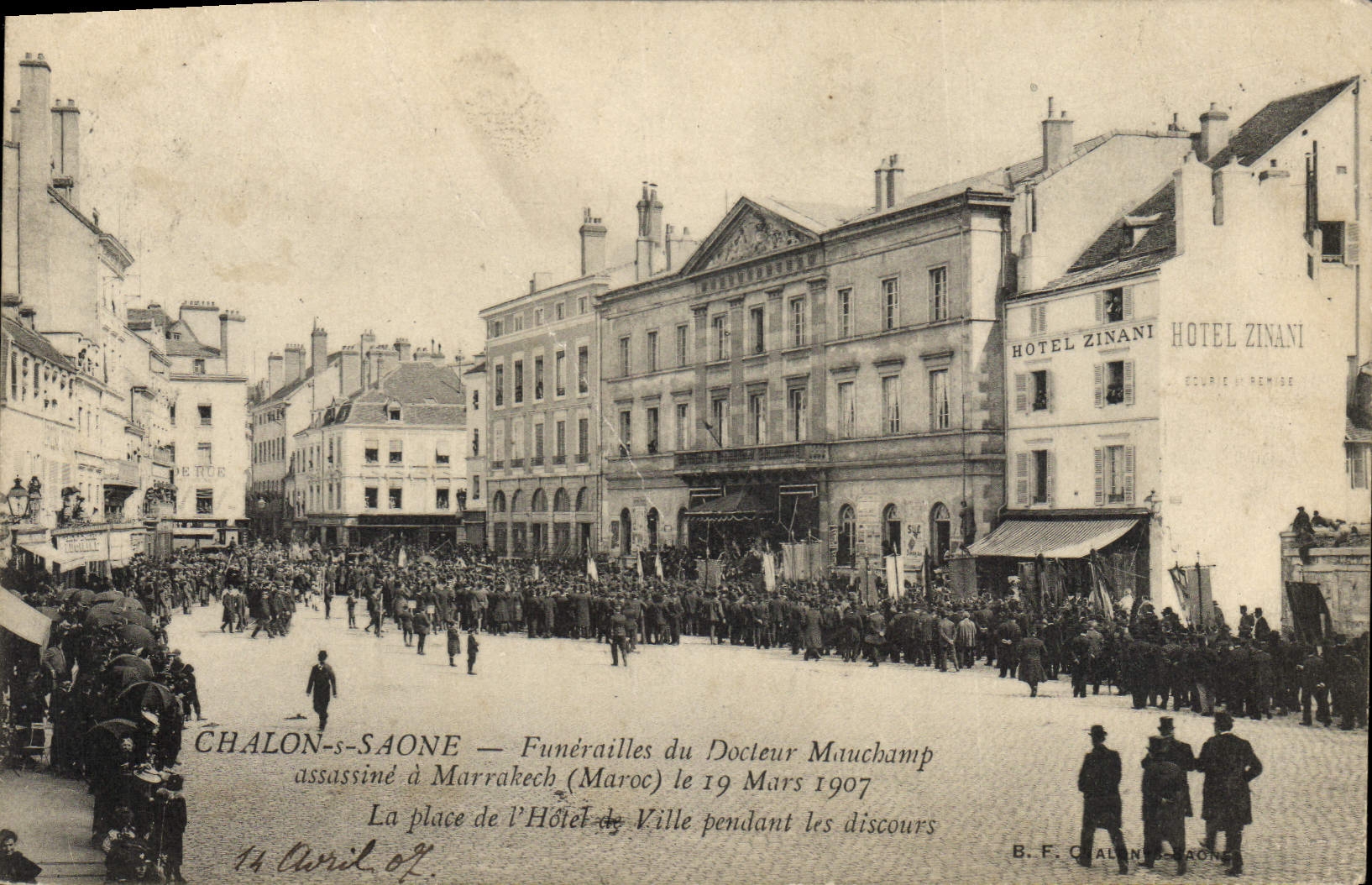 Chalon-sur-Saône — Funérailles du Docteur Mauchamp assassiné à Marrakech (Maroc) le 19 Mars 1907 — La place de l'Hôtel de Ville pendant les discours — B.F. Chalon-sur-Saône