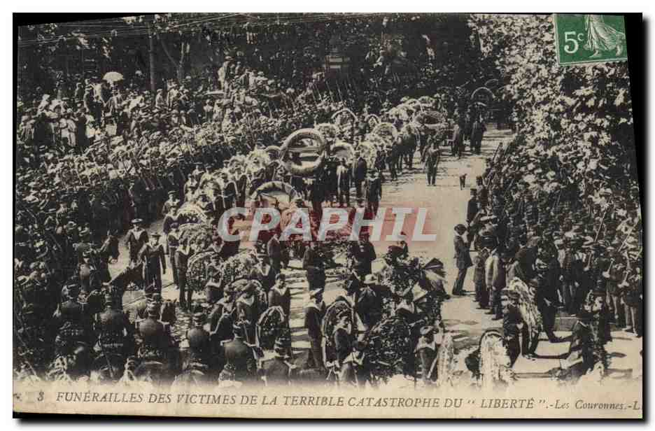 Funérailles des victimes de la terrible catastrophe du "Liberté" — Les Couronnes — L. Couronnes