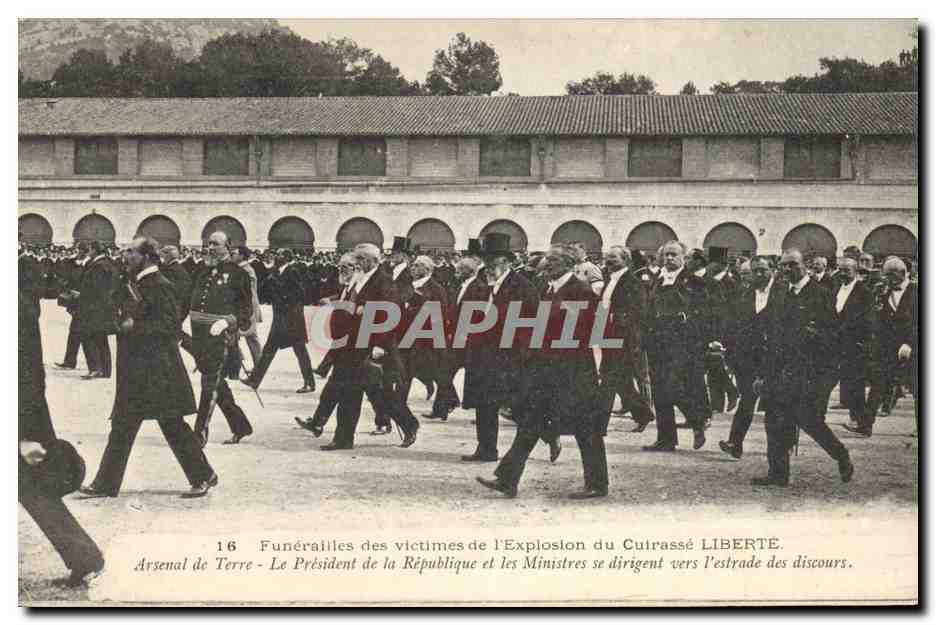 Funérailles des victimes de l'Explosion du Cuirassé LIBERTE — Arsenal de Toulon — Éditeur : MARCIS BÂR-TOULON