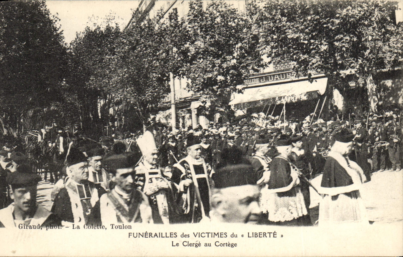 Funérailles des victimes du « Liberté » — Le Clergé au Cortège — Giraud, phot. — La Colette, Toulon