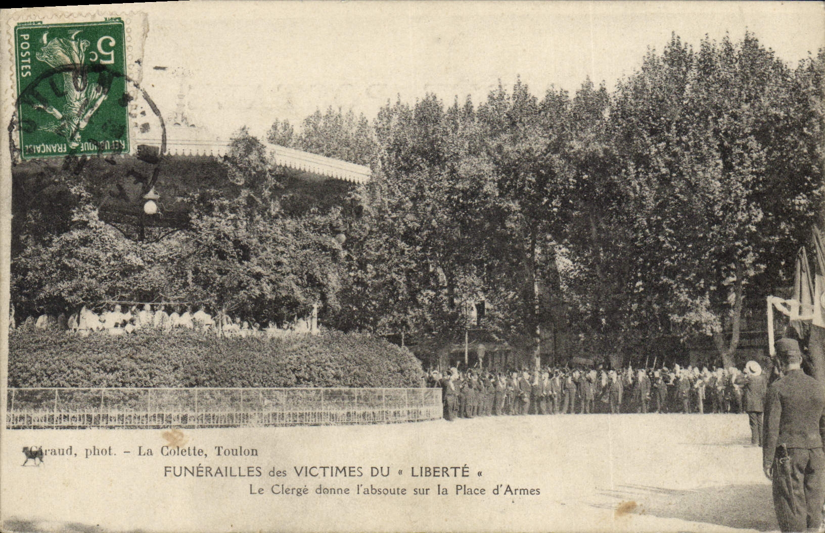 Funérailles des victimes du « Liberté » — Le Clergé donne l'absoute sur la Place d'Armes — Giraud, phot. — La Colette, Toulon