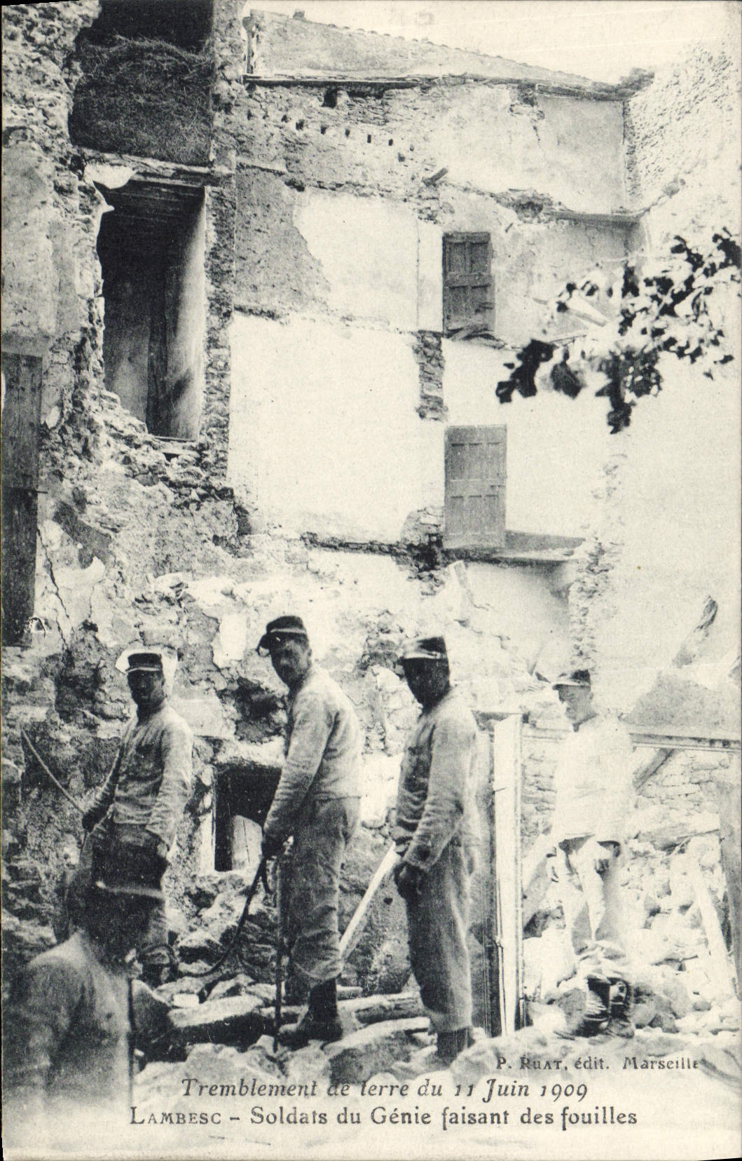 Lambesc - Soldats du Génie faisant des fouilles — Tremblement de terre du 11 Juin 1909 — P. Ruat, édit. Marseille