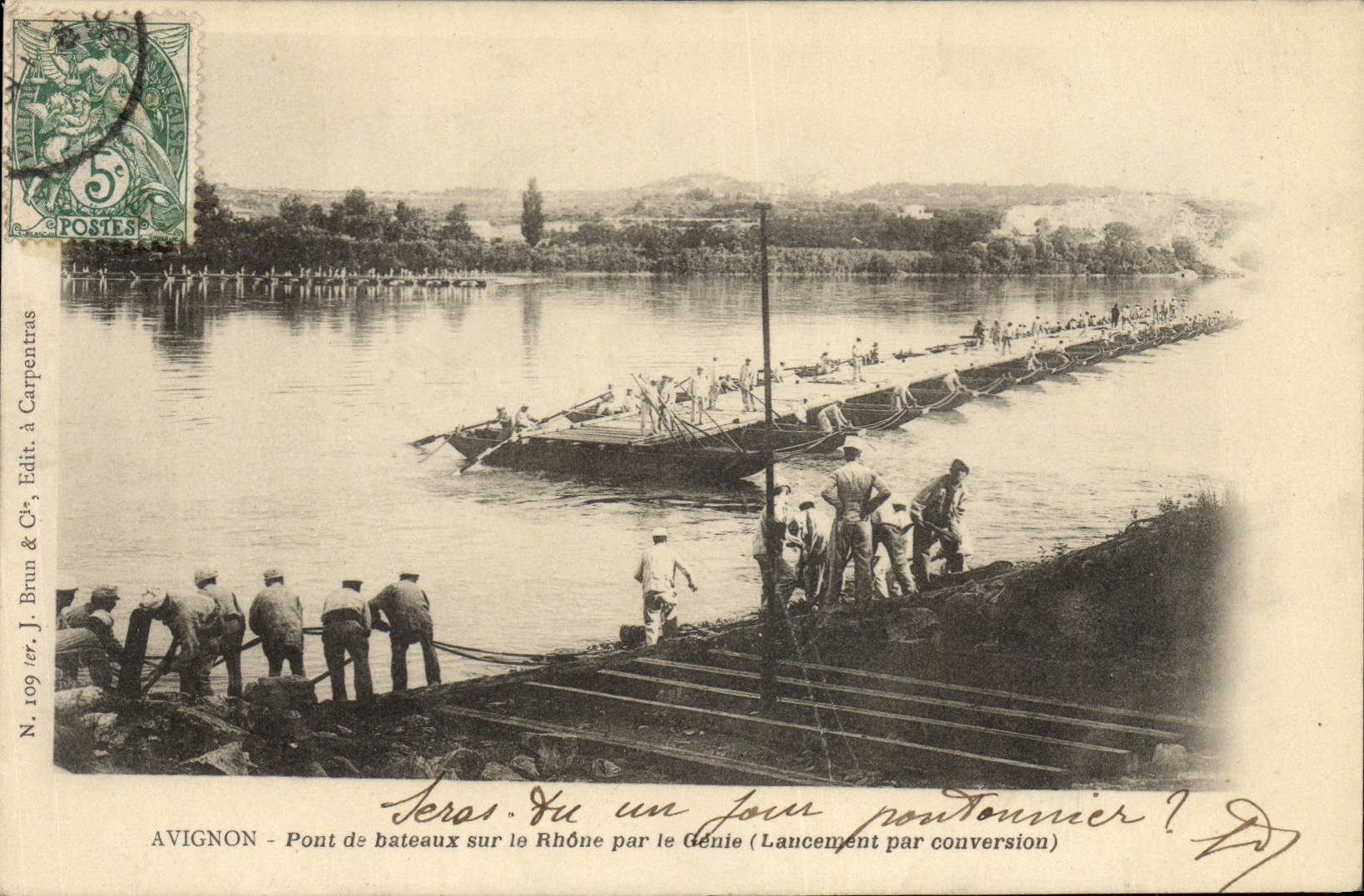 Avignon - Pont de bateaux sur le Rhône par le Génie (Lancement par conversion) — J. Brun & Cie, Édit. à Carpentras, N. 109