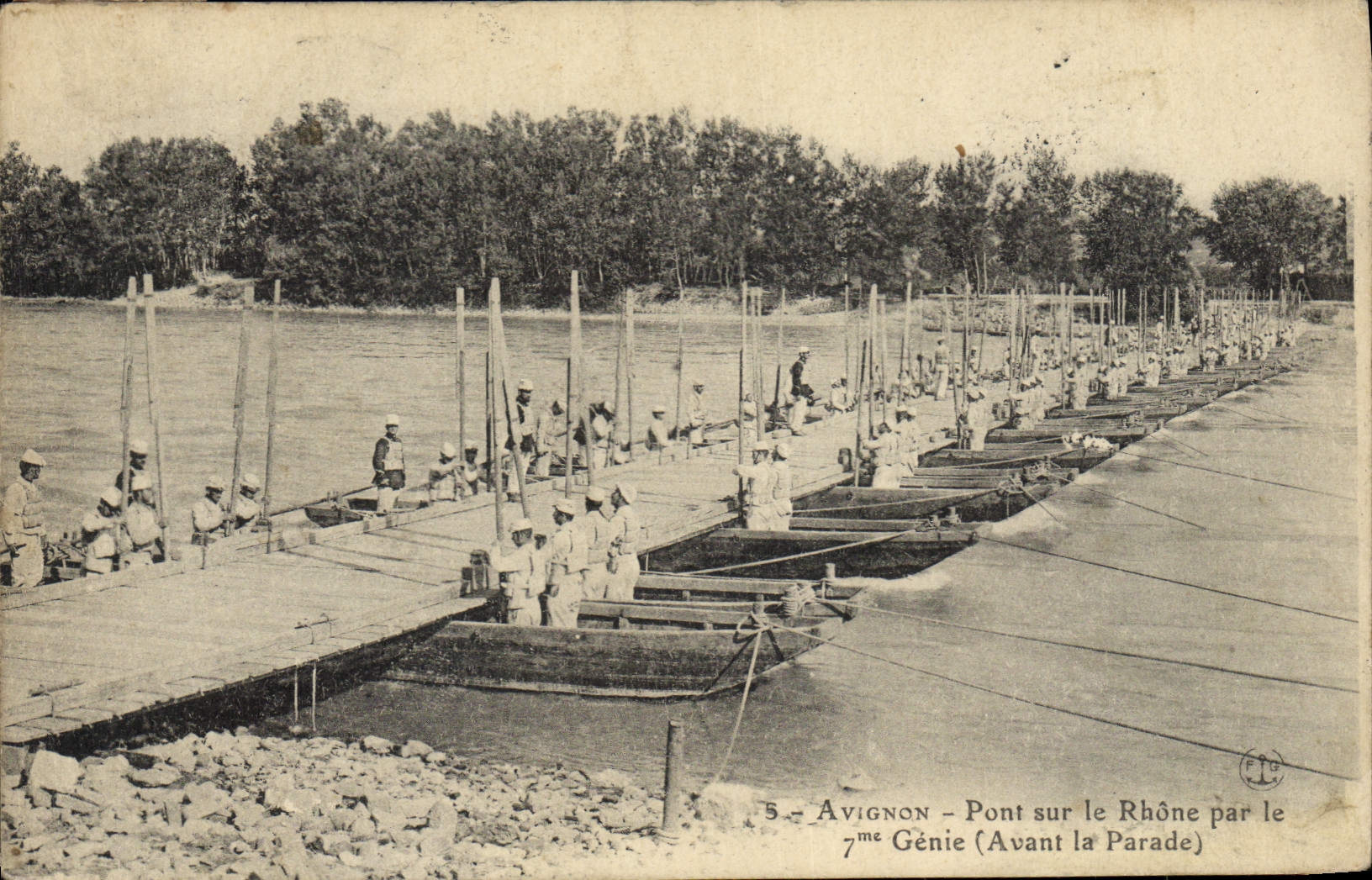 Avignon - Pont sur le Rhône par le 7me Génie (Avant la Parade)