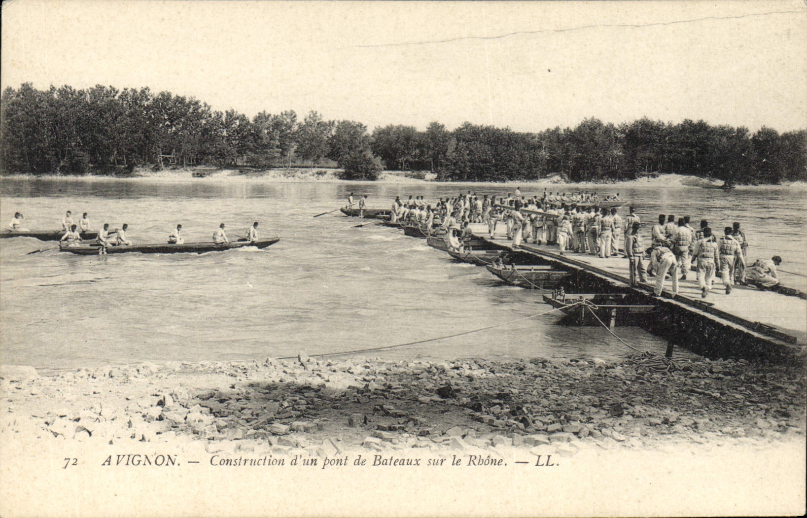 Avignon — Construction d'un pont de bateaux sur le Rhône — LL.