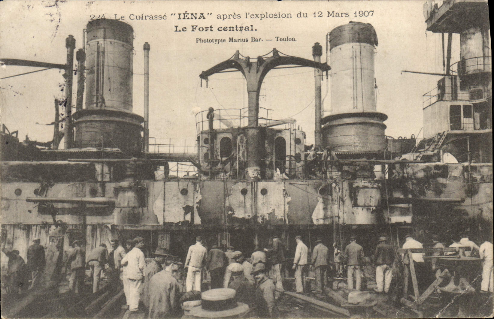Le Cuirassé "IÉNA" après l'explosion du 12 Mars 1907 — Le Fort central. Phototypie Marins Bar — Toulon.