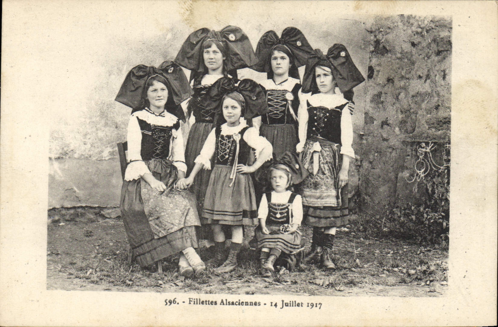 CPA Folklore Alsace Fillettes alsaciennes 14 Juillet 1917