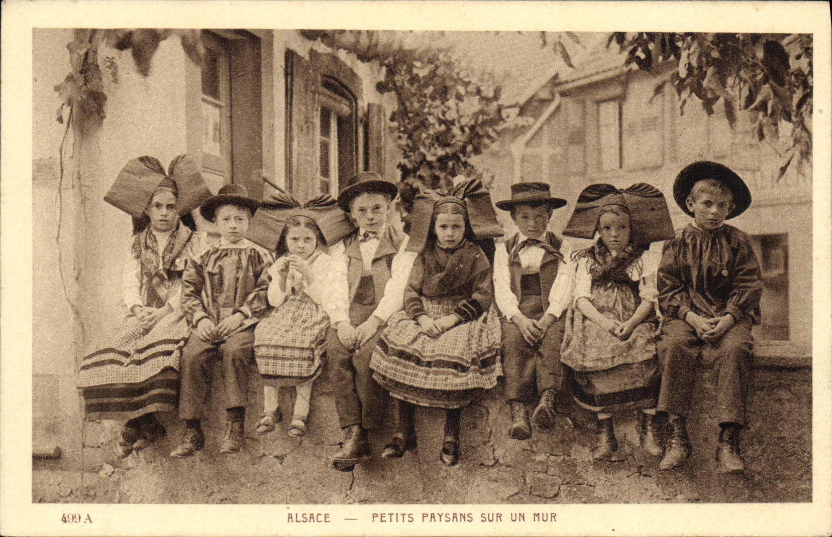 CPA Folklore Alsace Enfants Petits paysans sur un mur