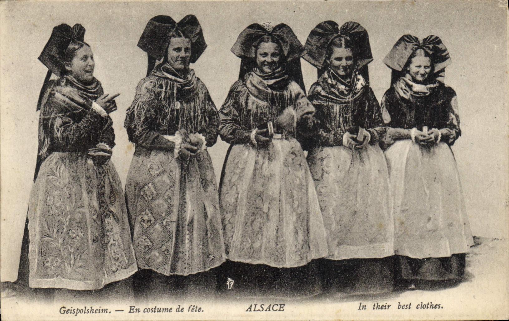 CPA Folklore Alsace Geipolsheim En costume de fete