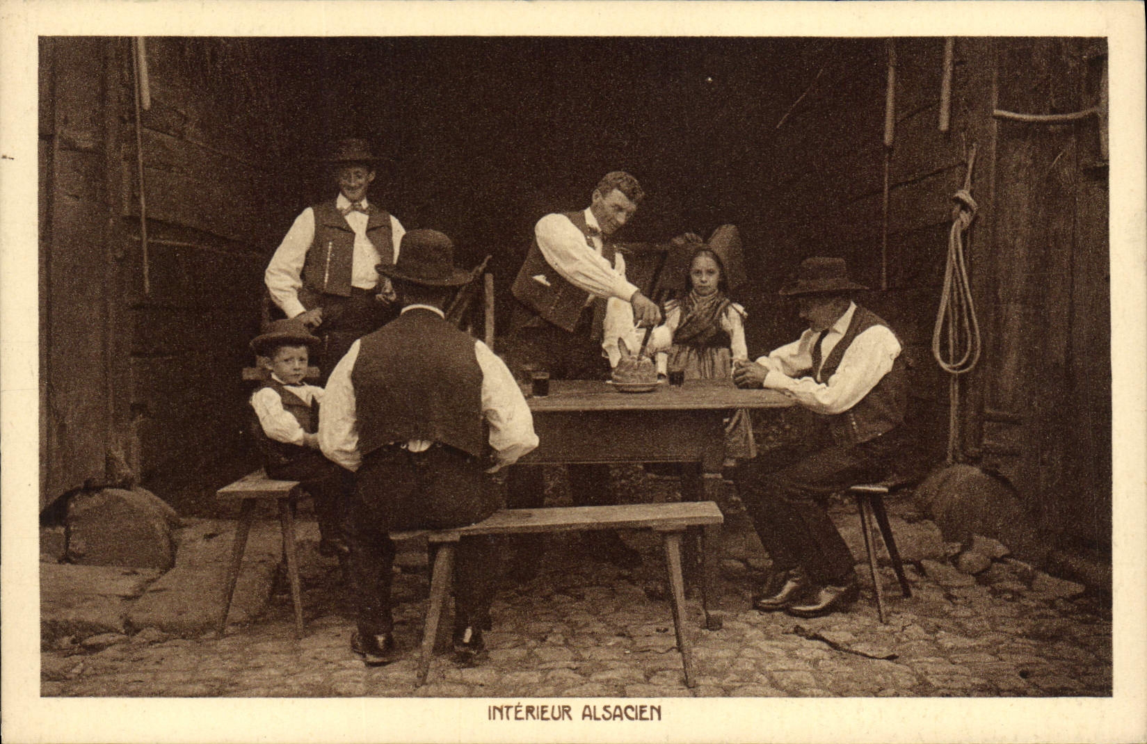 CPA Folklore Alsace Interieur alsacien
