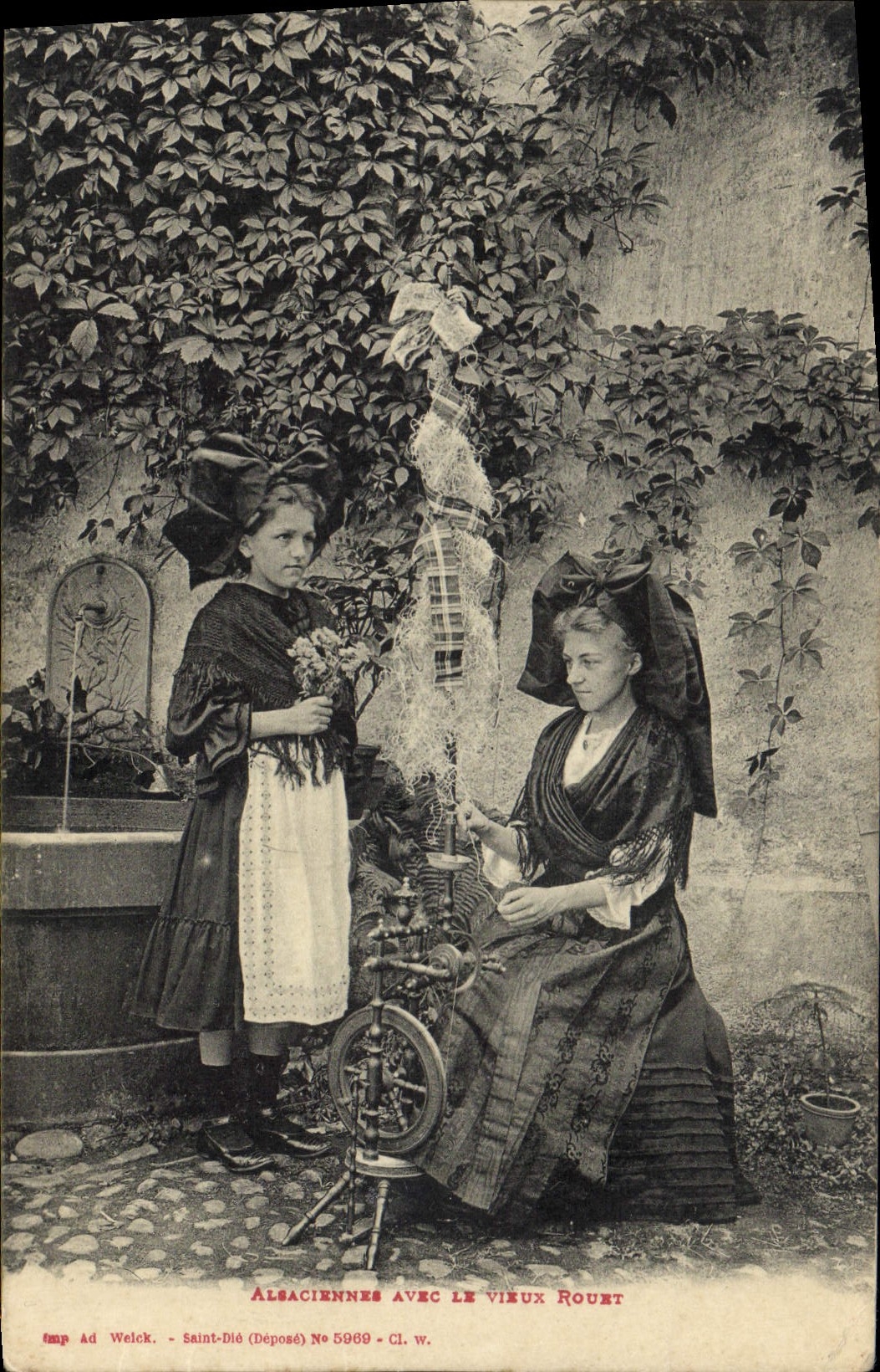 CPA Folklore Alsace Alsaciennes avec le vieux rouet