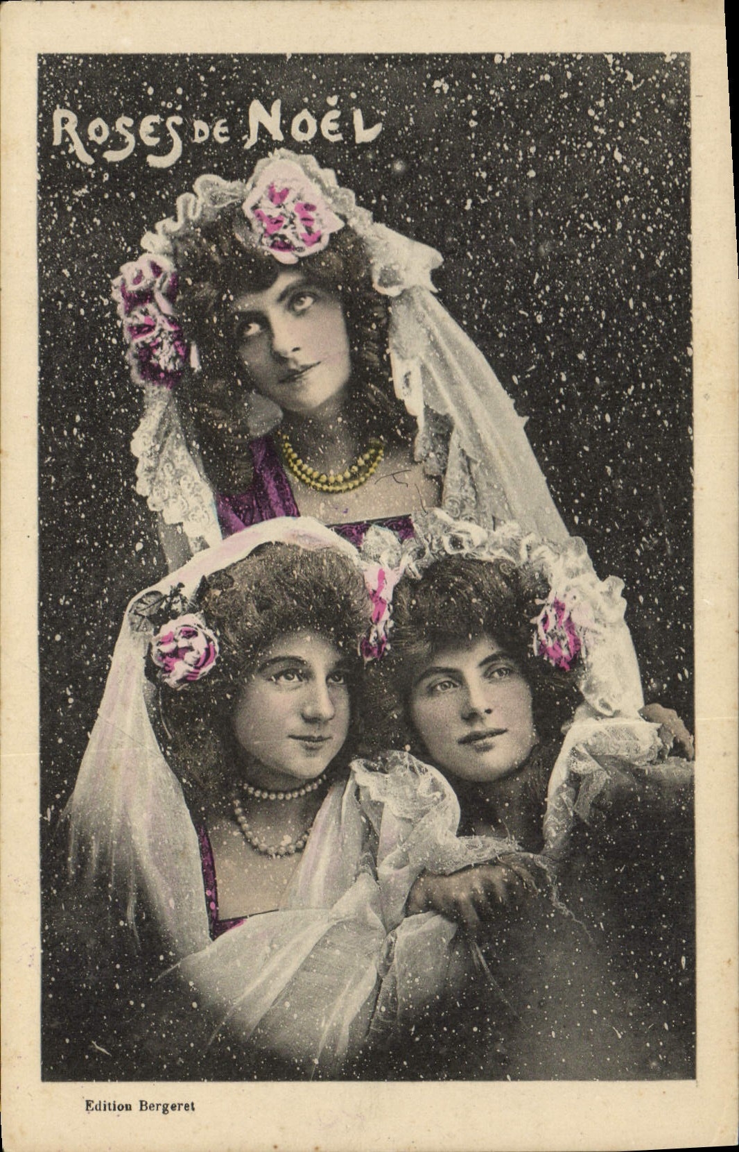 Trois jeunes femmes en robe de mariée — Roses de Noël — Édition Bergeret