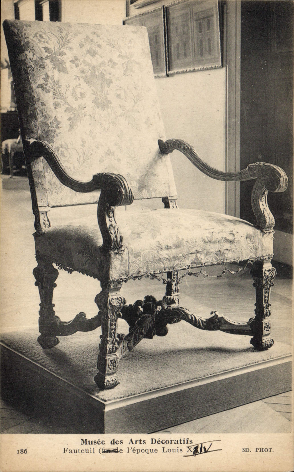 Fauteuil de l'époque Louis XIV — Musée des Arts Décoratifs — ND. PHOT. n° 186