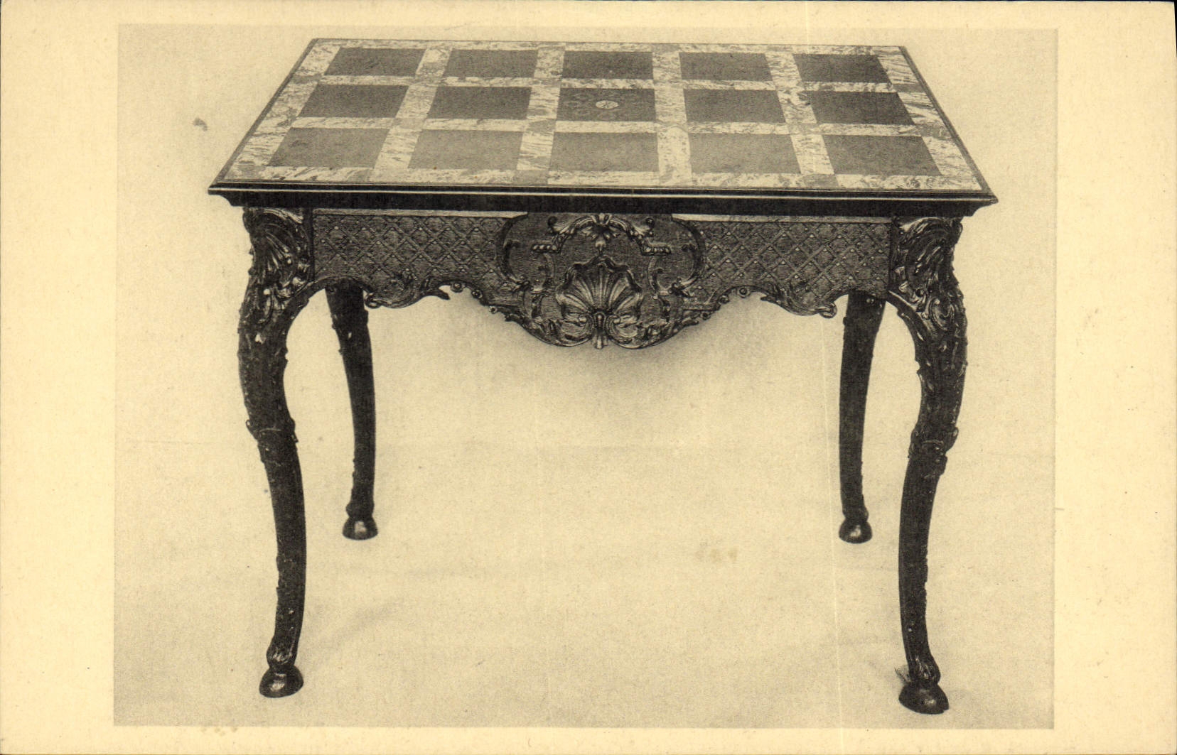 Table en chêne avec plateau de marbre — Travail liégeois du XVIIIe siècle — Musées royaux d'Art et d'Histoire, Bruxelles