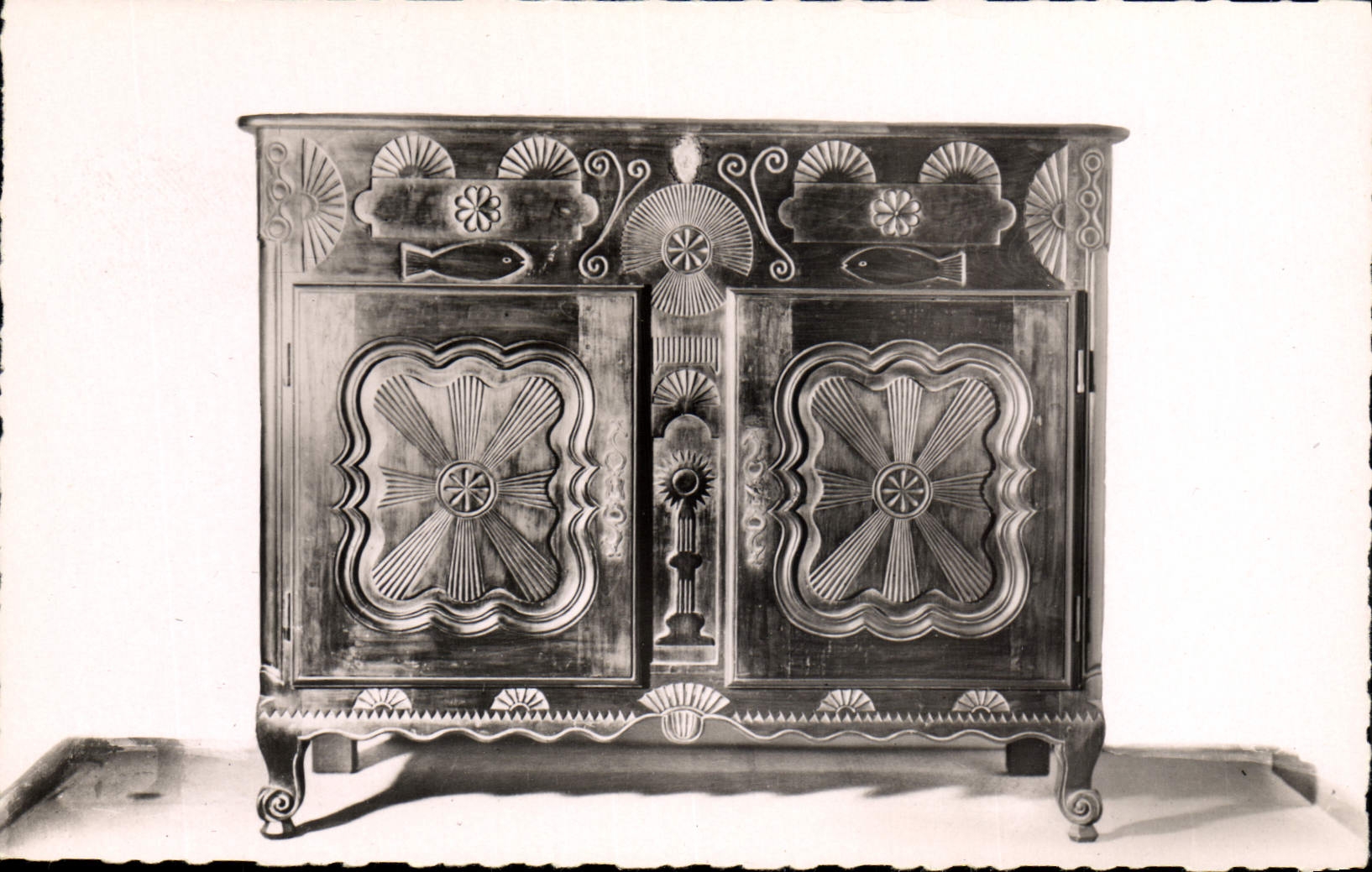 Le Musée Basque — Mobilier — Bahut ancien — Éditions Alapapique - Bayonne