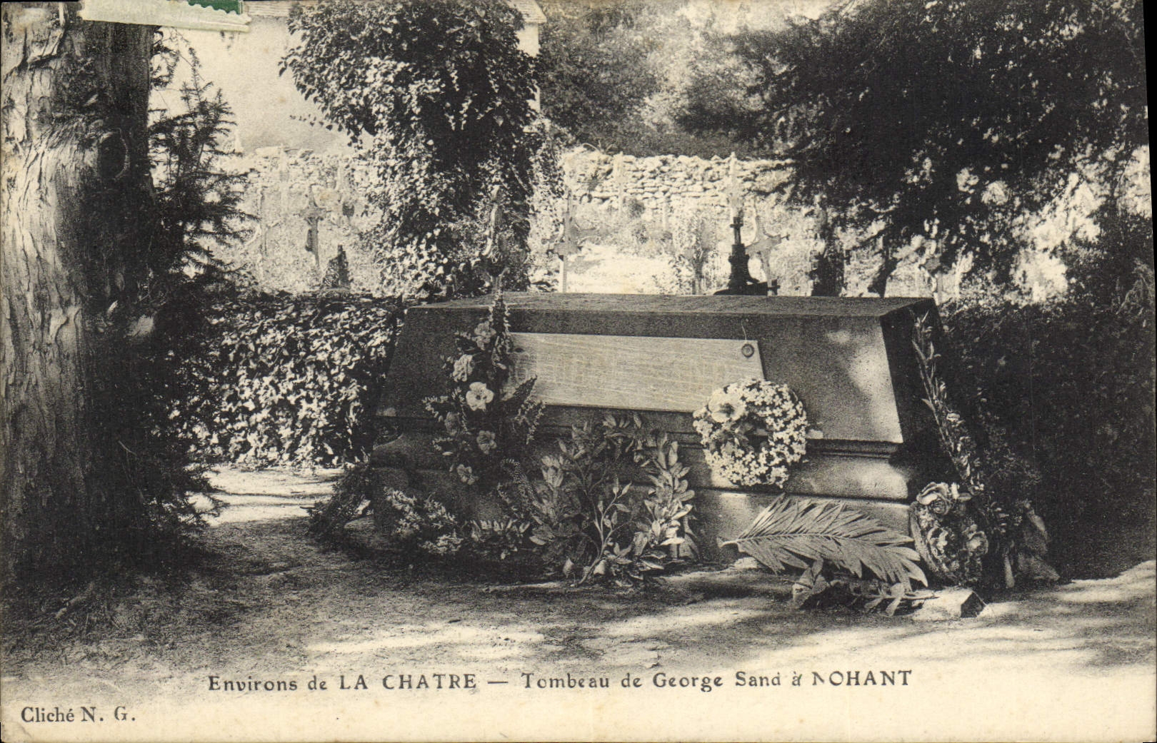 CPA Environs de La Chatre Tombeau de George Sand a Nohant