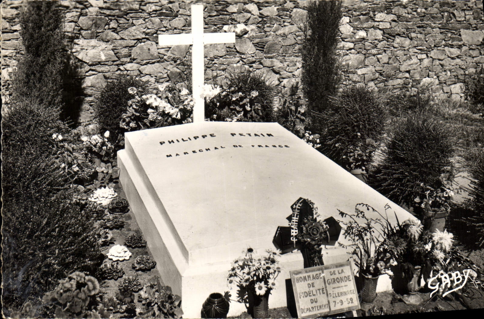 CPM Tombeau de Philippe Petain Marechal de France Cimetiere de l'Ile d'Yeu Vendee 
