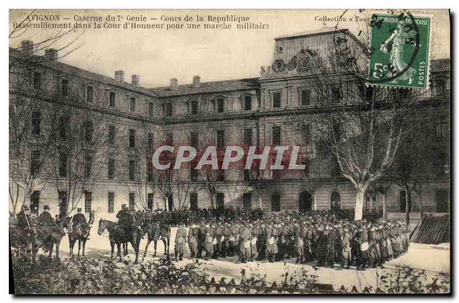 Aix-en-Provence — Caserne du 7e Génie — Rassemblement dans la Cour d'Honneur pour une marche militaire