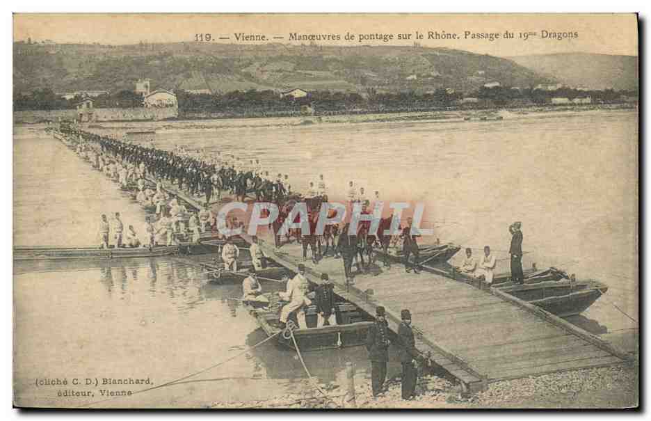 Manœuvres de pontage sur le Rhône — Passage du 19e Dragons — cliché C. D. Blanchard, éditeur Vienne
