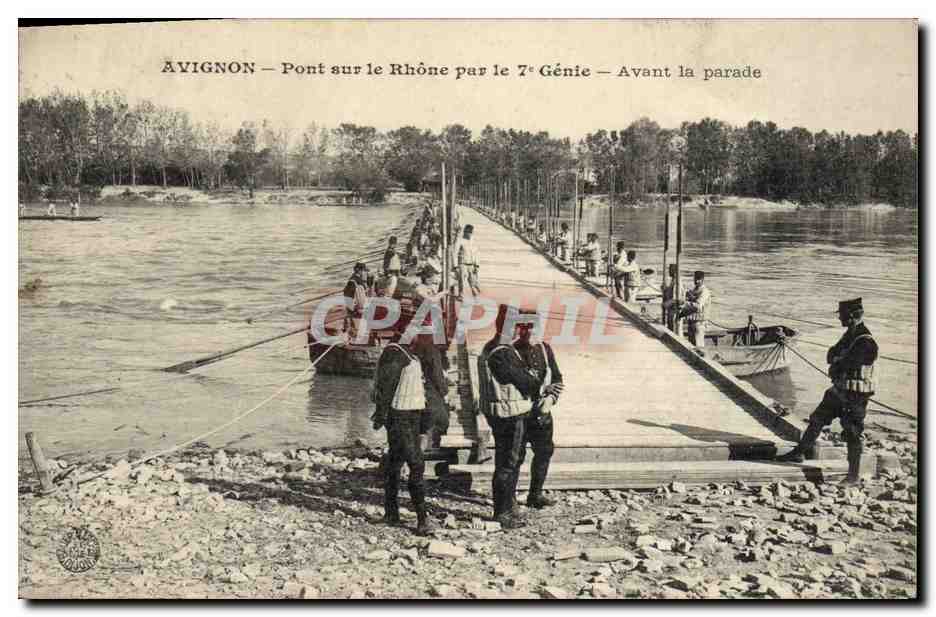 CPA Militaria Avignon Pont sur le Rhone par le 7eme Genie Avant la parade