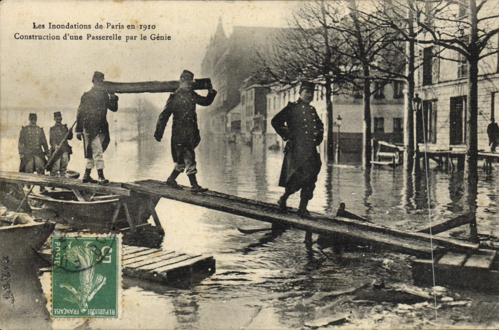 CPA Militaria Les Inondations de Paris en 1910 Construction d'une passerelle par le Genie 