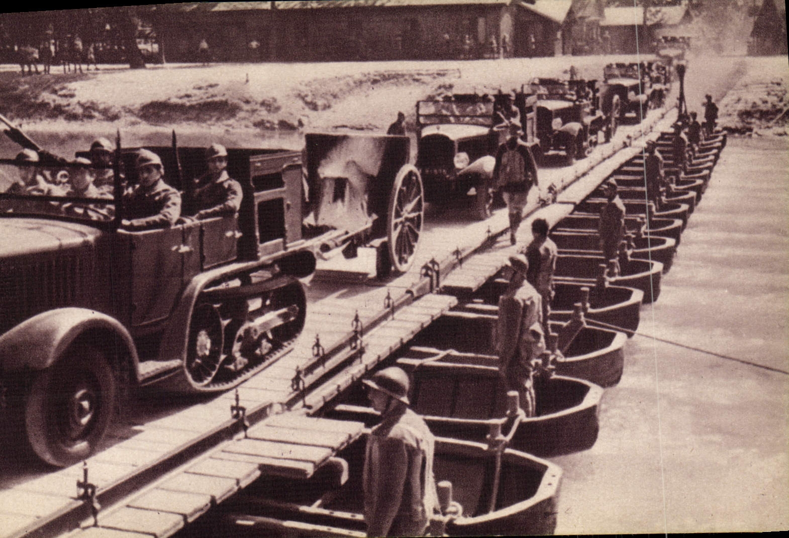 Pont de bateaux — démonstration de véhicules militaires — Georges Lang, Paris