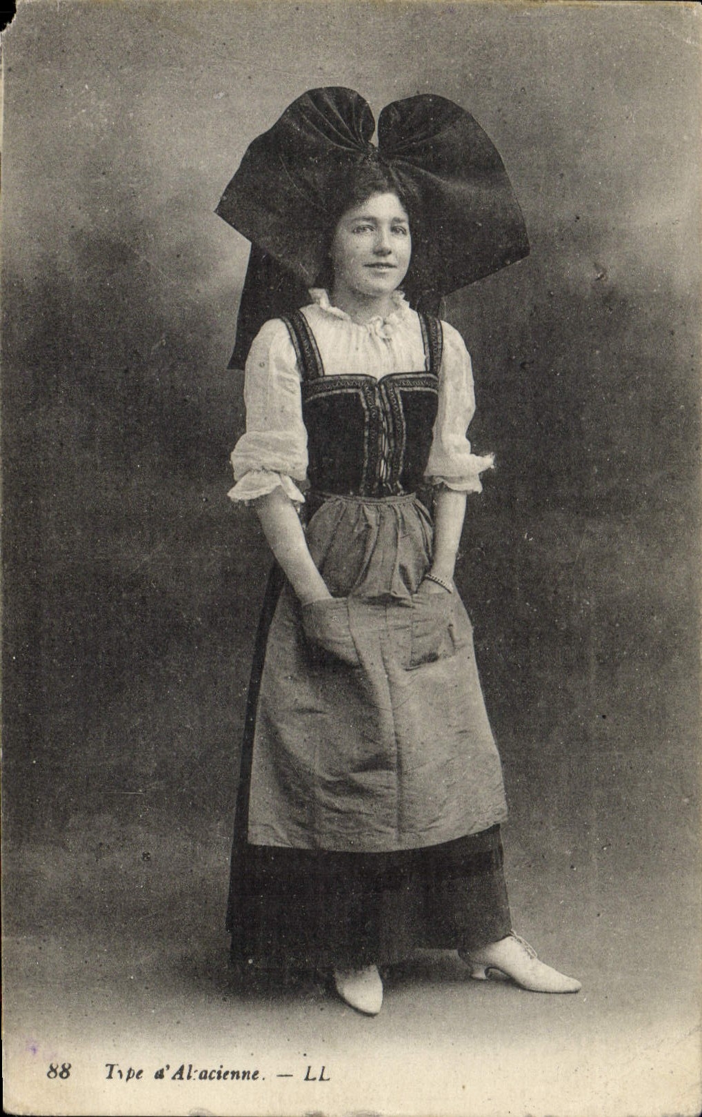 CPA Folklore Alsace Type d'Alsacienne