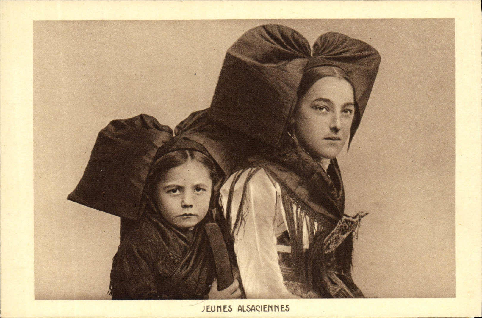 CPA Folklore Alsace Jeunes Alsaciennes
