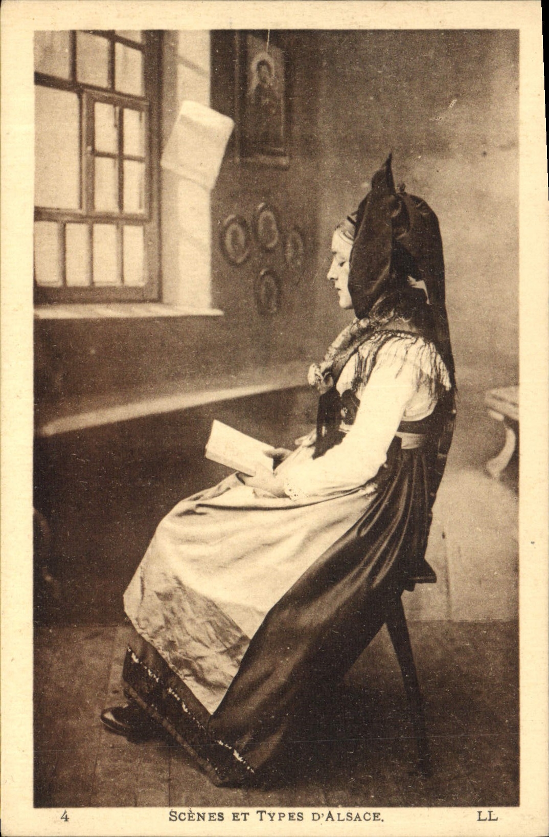 Femme alsacienne en tenue traditionnelle — Scènes et Types d'Alsace — LL, n°4