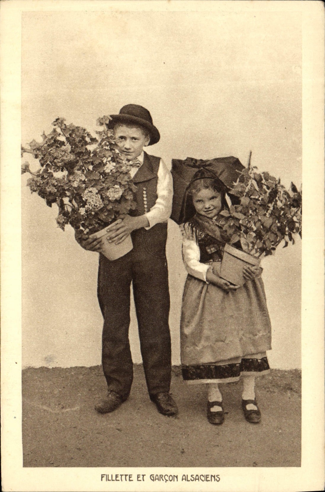 CPA Folklore Alsace Fillette et garcon Alsaciens