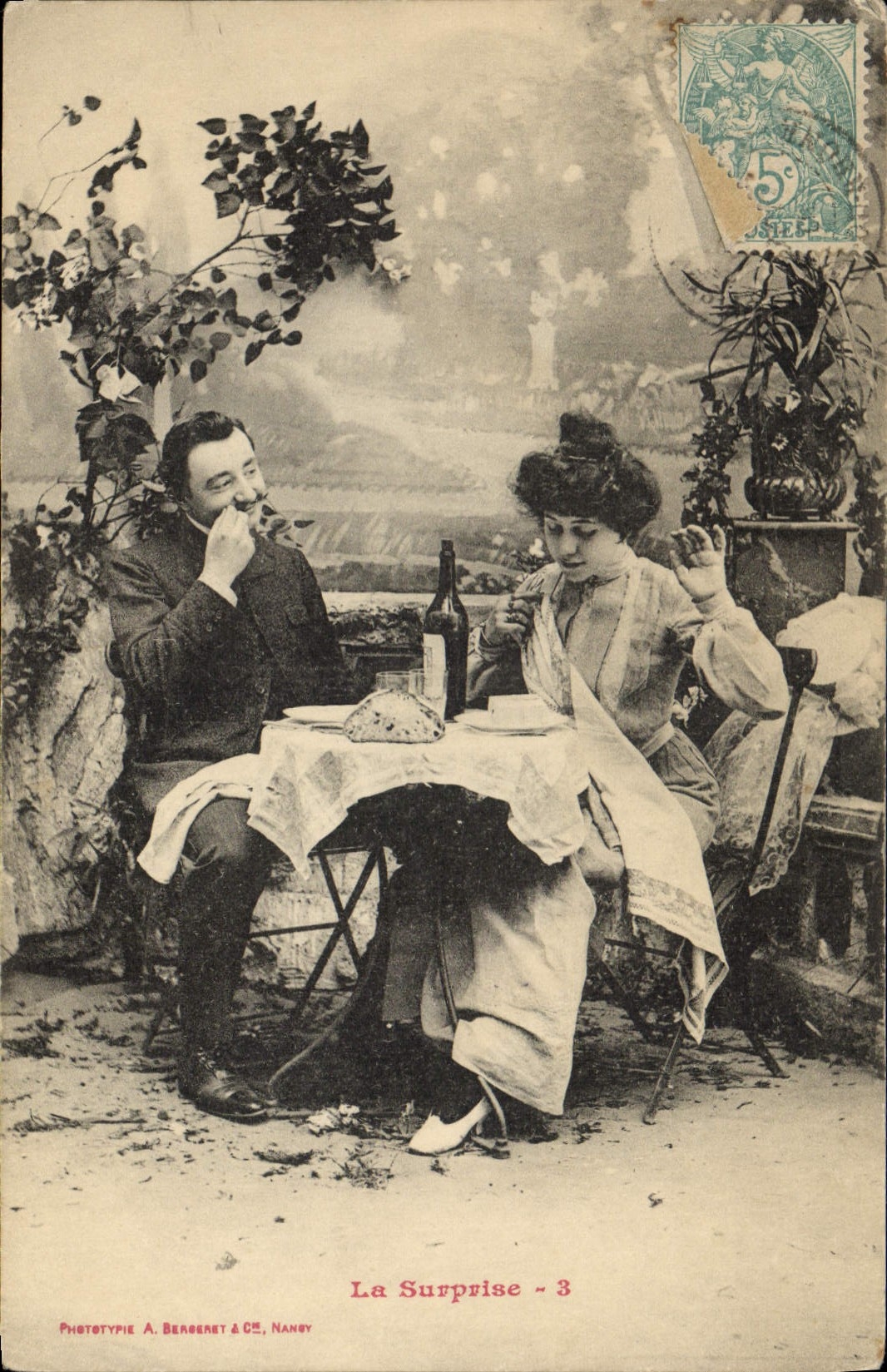 La Surprise - 3 — scène de couple au restaurant — Phototypie A. Bergeret & Cie, Nancy