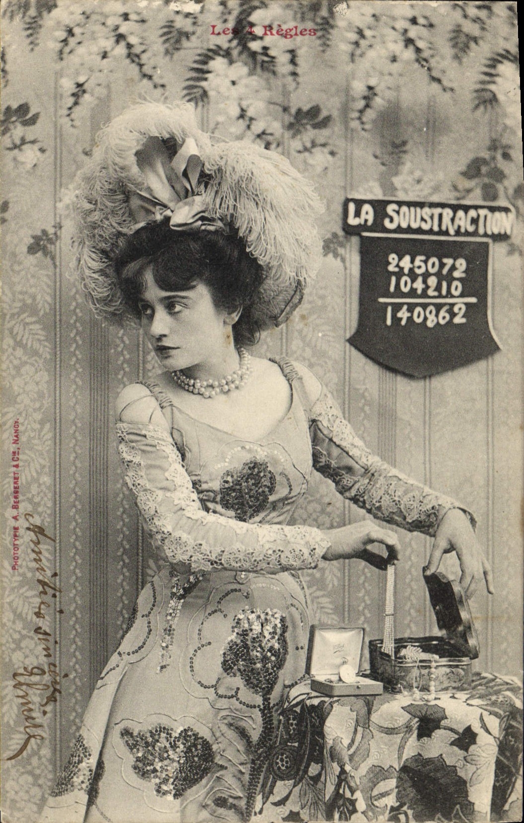 Femme en robe ornée et chapeau à plumes — Les 4 Règles — Photographe A. Bérenger à P. Nano