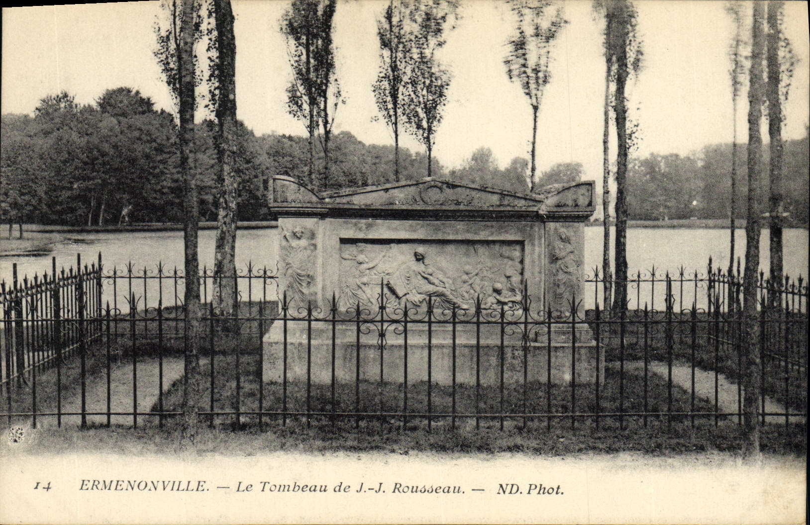 CPA Ermenonville Le tombeau de JJ Rousseau 