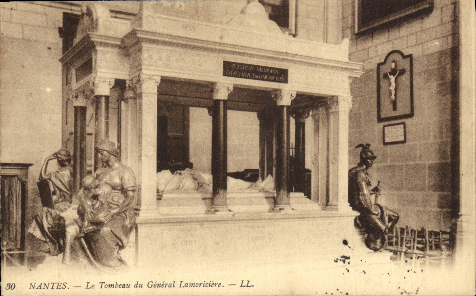 CPA Nantes Le tombeau du General Lamoriciere 