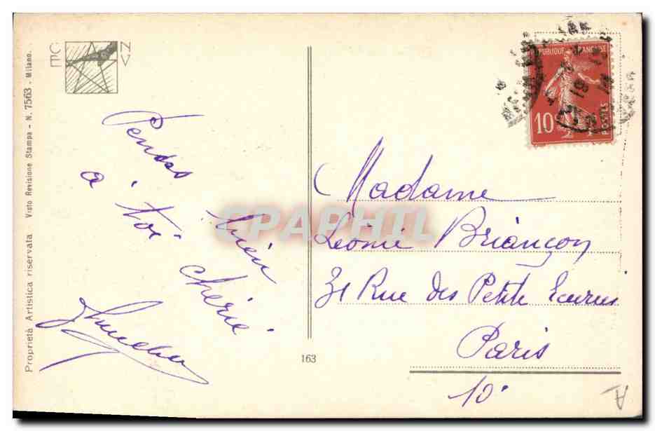Femme en manteau et chapeau fourré tenant un petit chien — Bonne Année — Derivela — Reverso