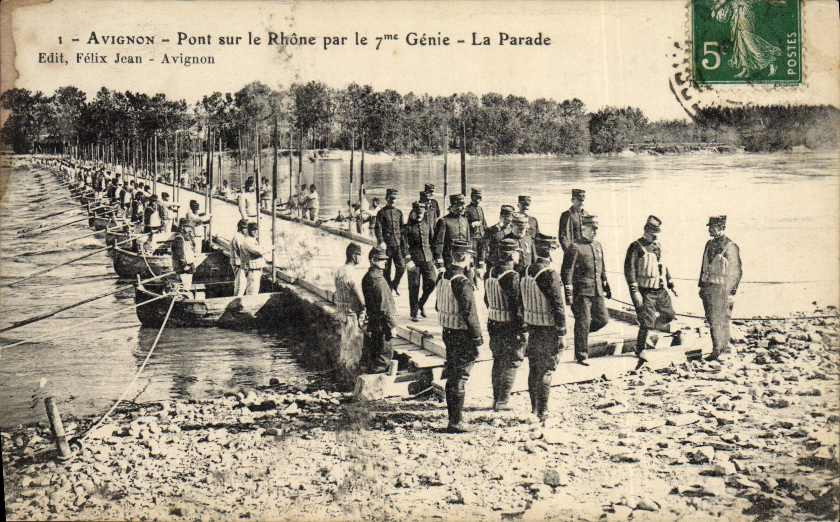 CPA Militaria Avignon Pont sur le Rhone par le 7eme Genie La parade