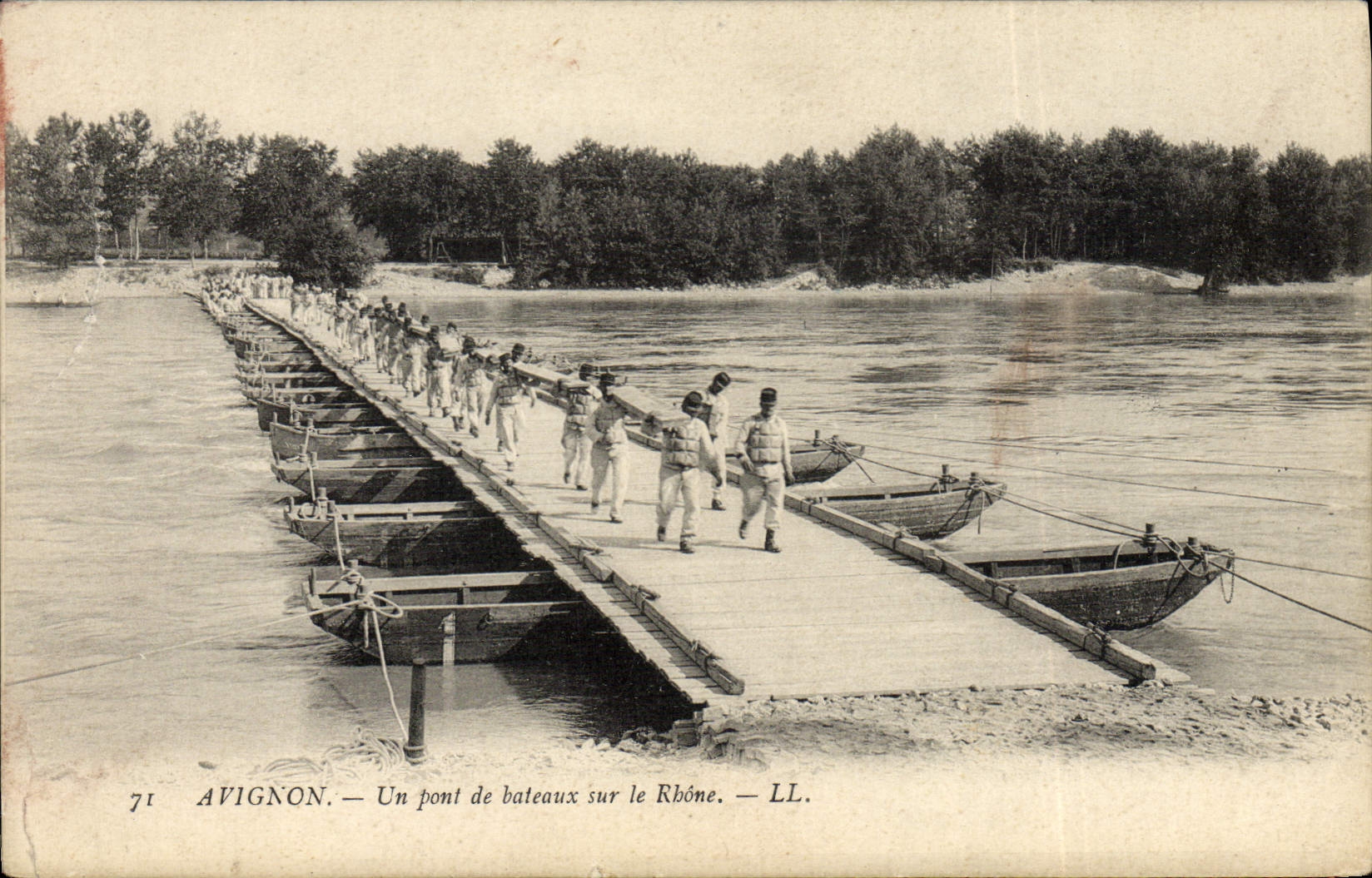 CPA Militaria Avignon Un pont de bateaux sur le Rhone