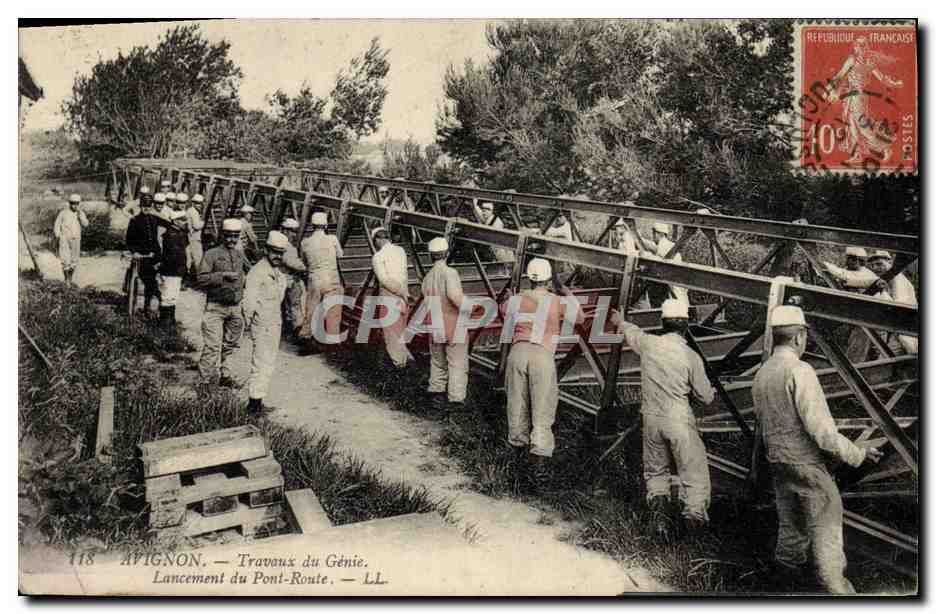 CPA Militaria Avignon Travaux du Genie Lancement du pont Route