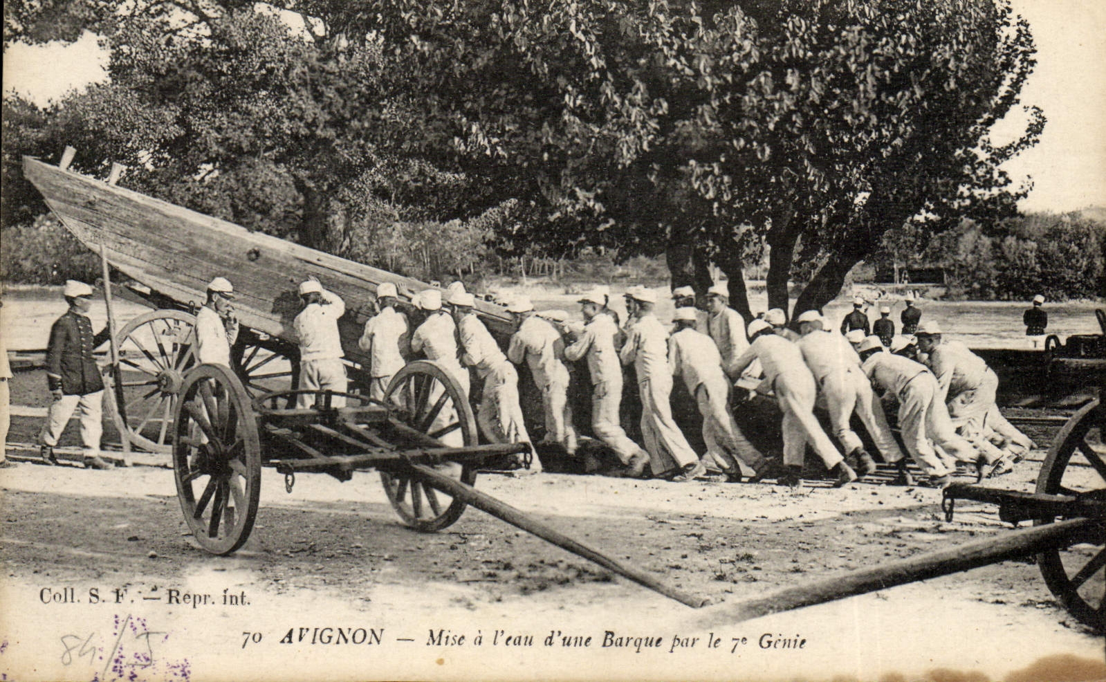 Avignon — Auslaufen eines Bootes durch das 7. Genie