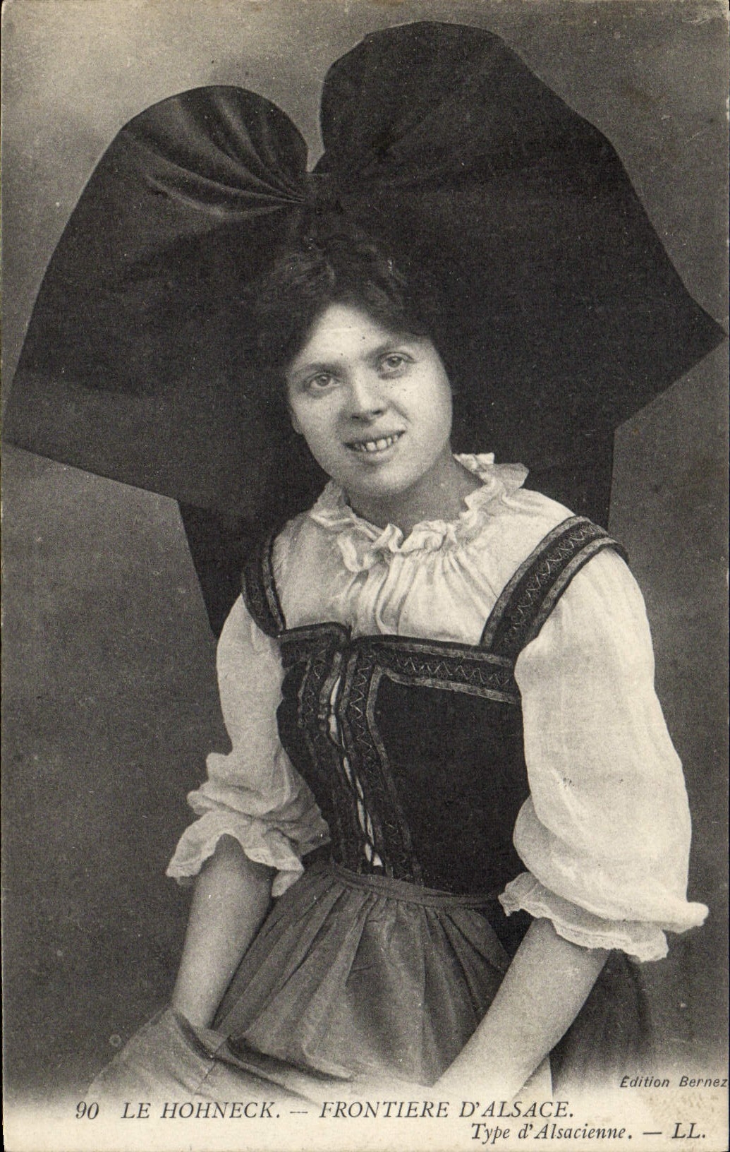 CPA Folklore Alsace Le Hohneck Frontiere Type d'Alsacienne