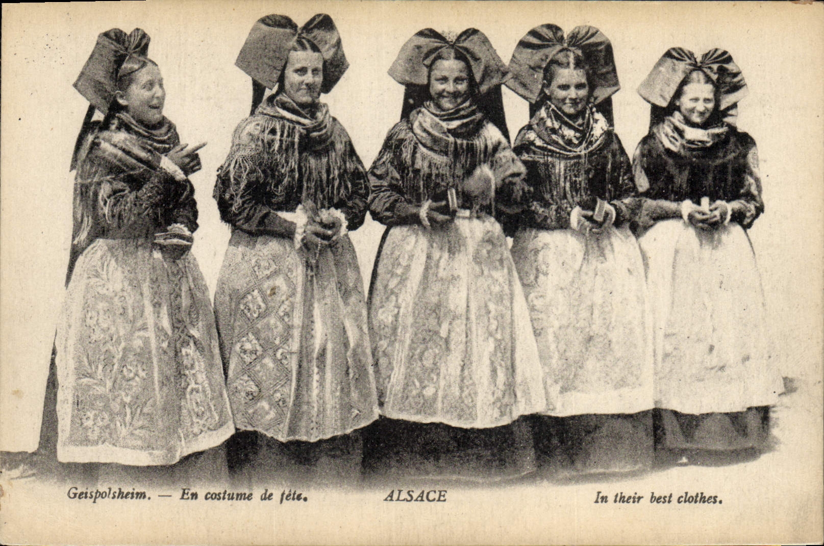 CPA Folklore Alsace Geispolsheim En costume de fete