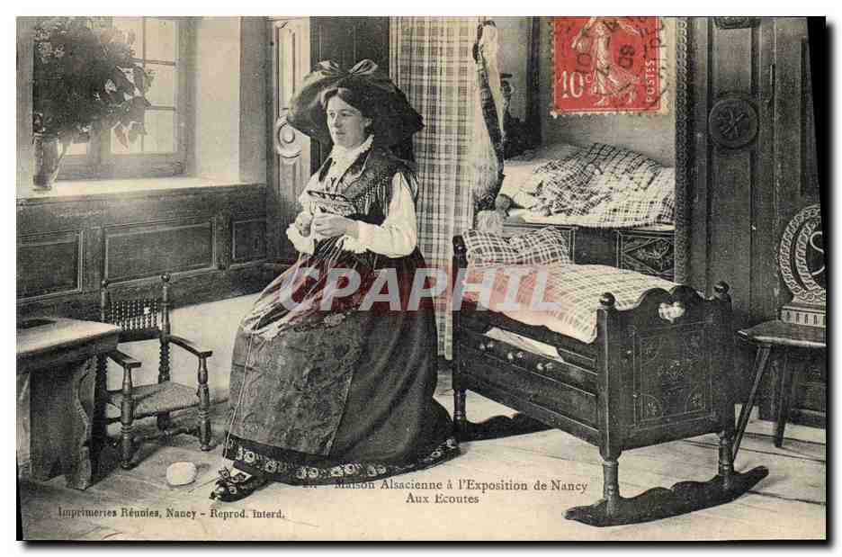 CPA Folklore Alsace Maison Alsacienne a l'Exposition de Nancy Aux Ecoutes Femme