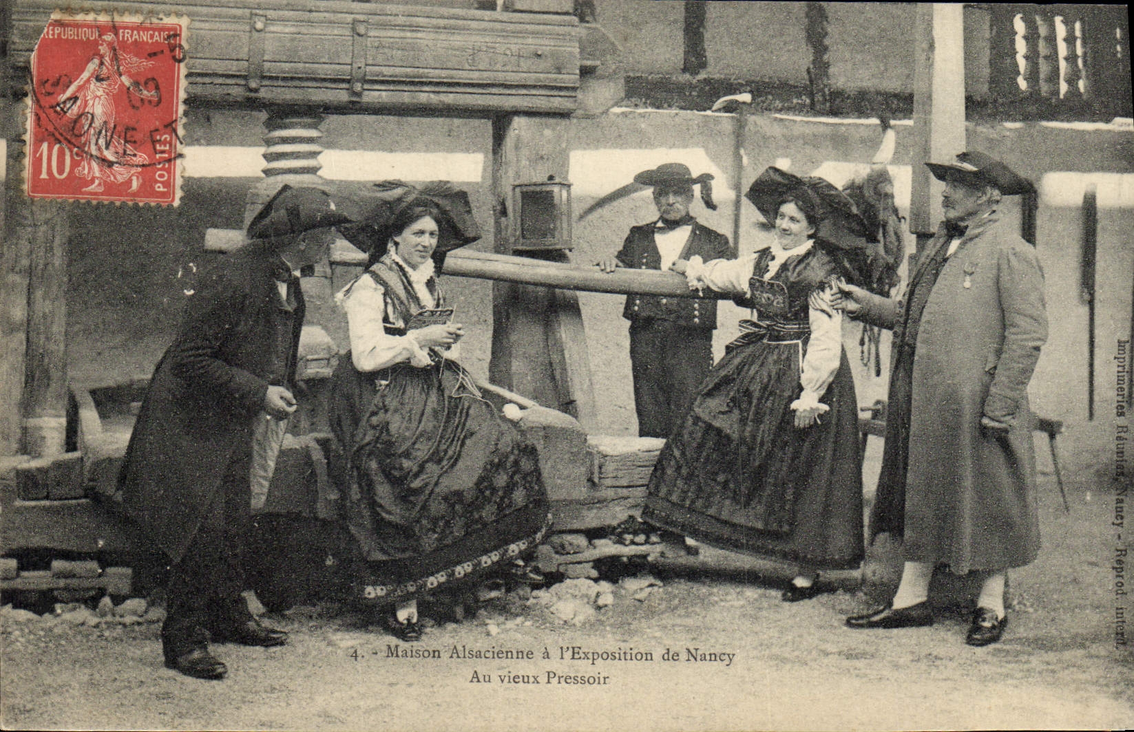 CPA Folklore Alsace Maison Alsacienne a l'Exposition de Nancy Au Vieux pressoir