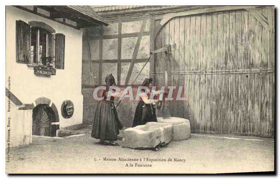 CPA Folklore Alsace Maison Alsacienne a l'Exposition de Nancy A la fontaine