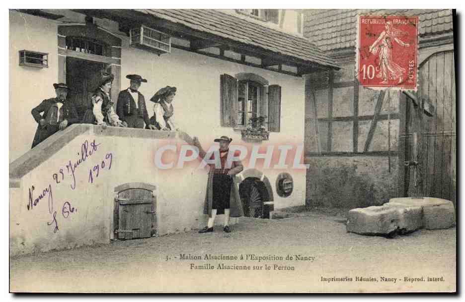 CPA Folklore Alsace Maison Alsacienne a l'Exposition de Nancy Famille alsacienne sur le Perron