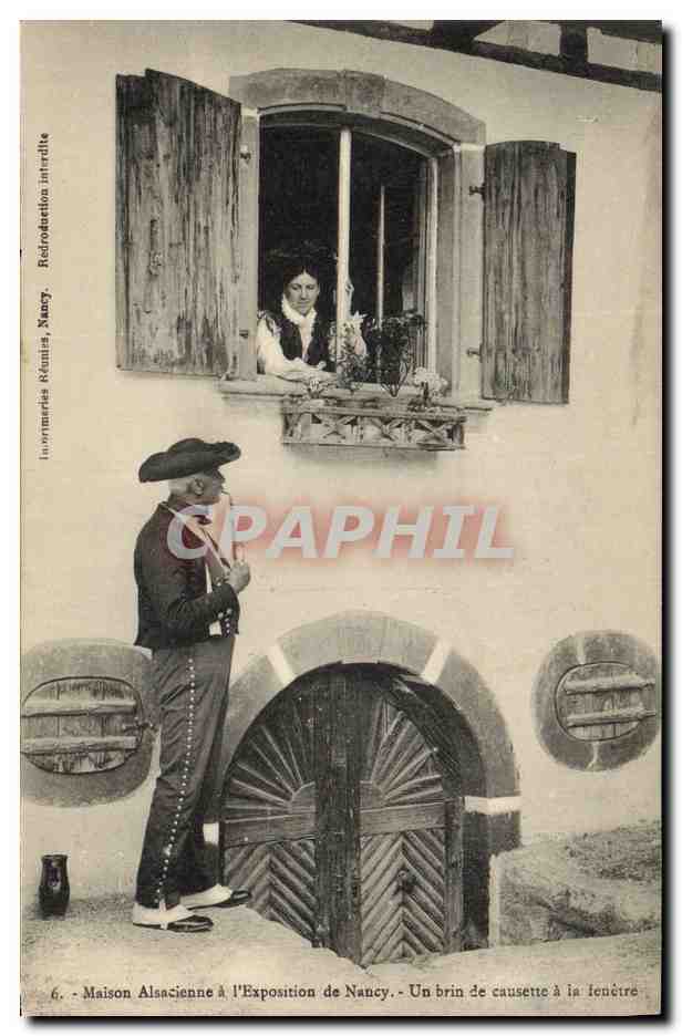 CPA Folklore Alsace Maison Alsacienne a l'Exposition de Nancy Un brin de causette a la fenetre