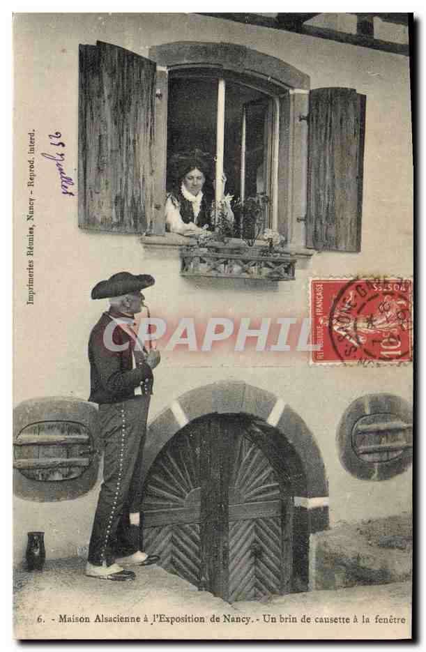 CPA Folklore Alsace Maison Alsacienne a l'Exposition de Nancy Un brin de causette a la fenetre